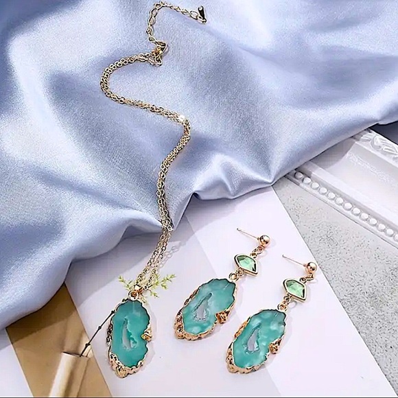 Boho Gold Plated Emerald Resin Necklace Earrings Matching Set - Picture 2 of 3